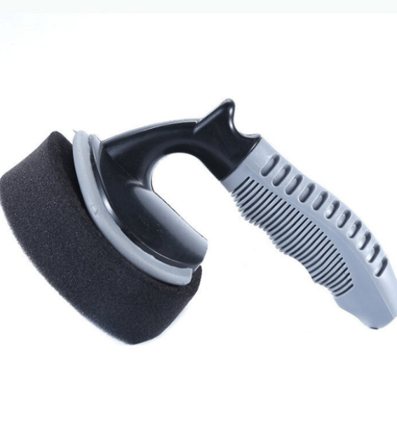 Bàn chải quét dung dịch lên vỏ lốp ô tô